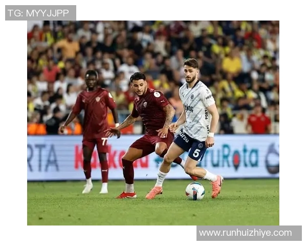 足球场上的风采碰撞:当球星与正装绅士交织在一起的瞬间 足球场上的风采碰撞:当球星与正装绅士交织在一起的瞬间